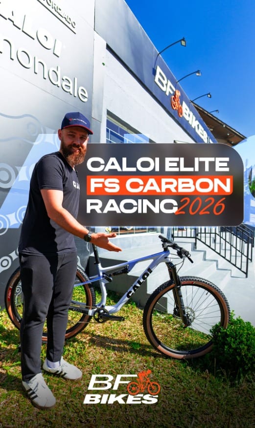 Luan, da BF Bikes, apresentando a nova Caloi Elite FS Carbon Racing 2026 na loja